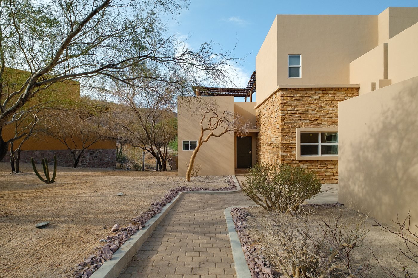Residences and garden path at Colinas